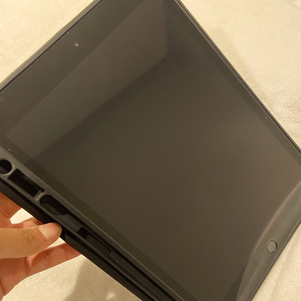iPad 8th gen 32gb with case and keyboard.
